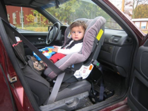 Ребенок в автокресле на переднем сидении