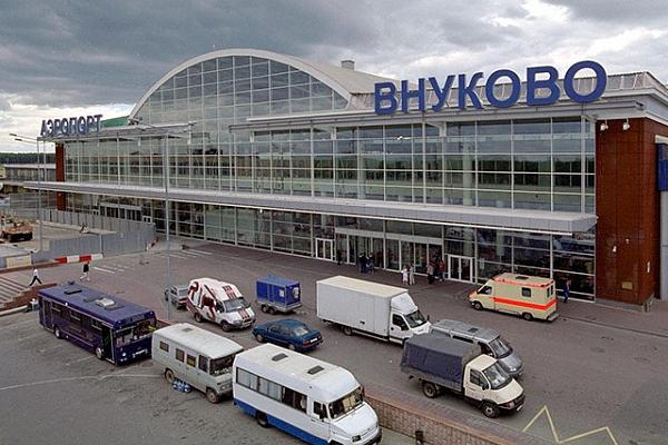 Чтобы добраться в аэропорт Внуково лучше использовать такси